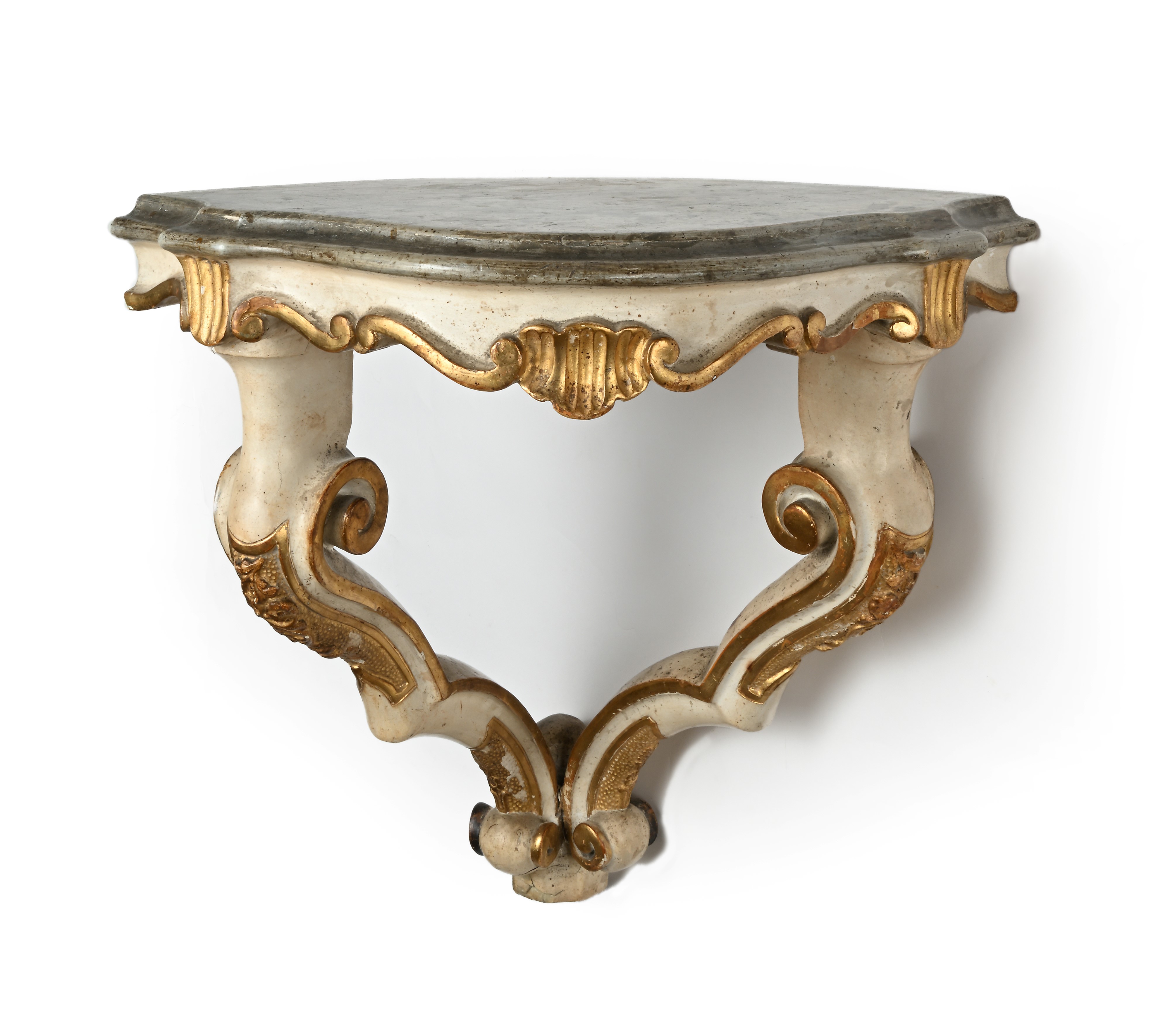 Coppia di piccole console d'applique ad angolo in legno laccato bianco e oro, cm 46x48x48