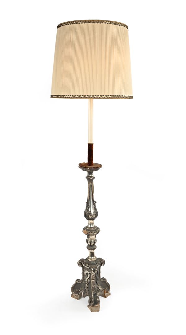 Lampada da terra a tre luci costituita da una torciera in legno argentato 