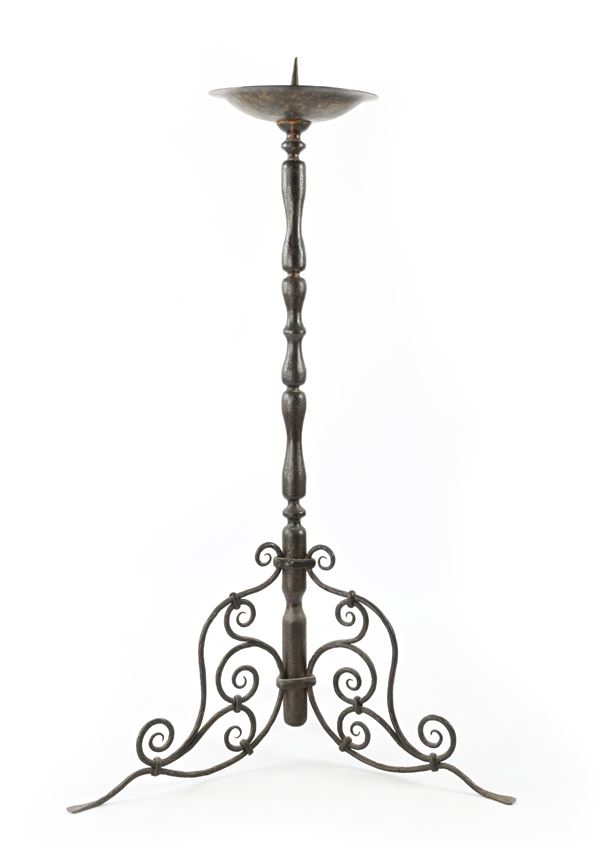 Reggicero da terra in ferro battuto