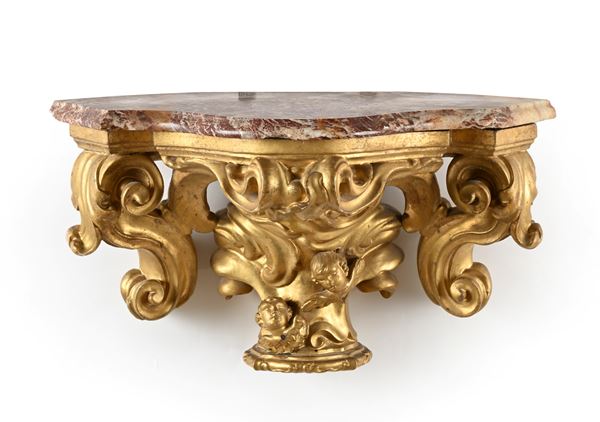 Mensola a goccia in legno scolpito e dorato con piano sagomato in marmo rosso