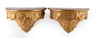 Coppia di piccole mensole a goccia in legno dorato con lambrecchini, cm 22x34x19