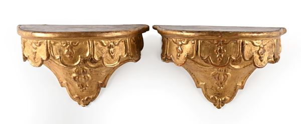 Coppia di piccole mensole a goccia in legno dorato con lambrecchini