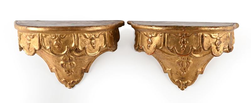 Coppia di piccole mensole a goccia in legno dorato con lambrecchini, cm 22x34x19