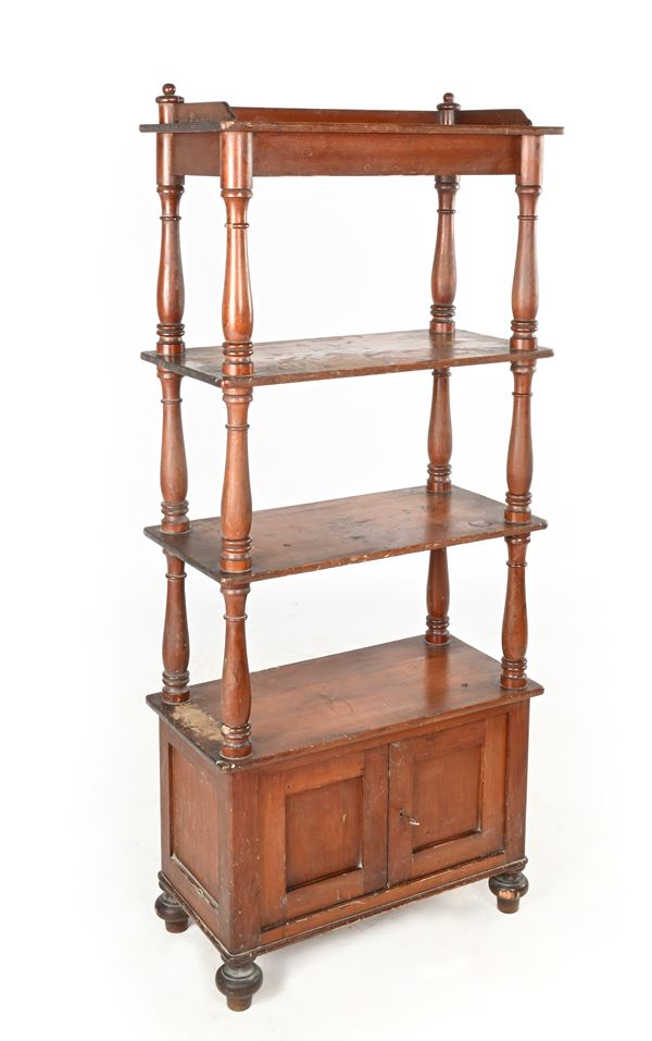 Etagère in legno patinato a quattro ripiani e due ante