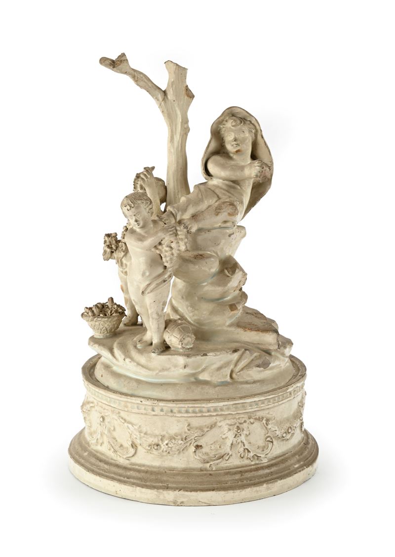Gruppo in biscuit con tre figure di amorino e tronco d'albero, ambito veneziano (Cozzi) / Nove di...