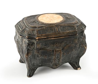 Cofanetto portagioie in ceramica a vernice nera con cammeo di amorino