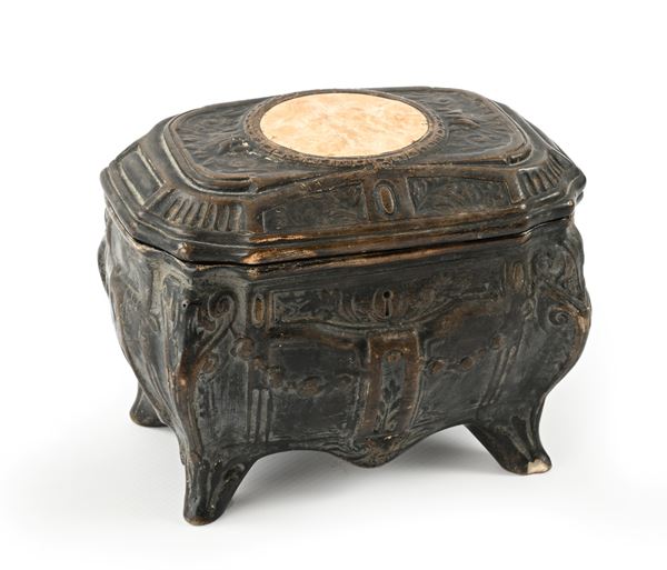 Cofanetto portagioie in ceramica a vernice nera con cammeo in contrasto