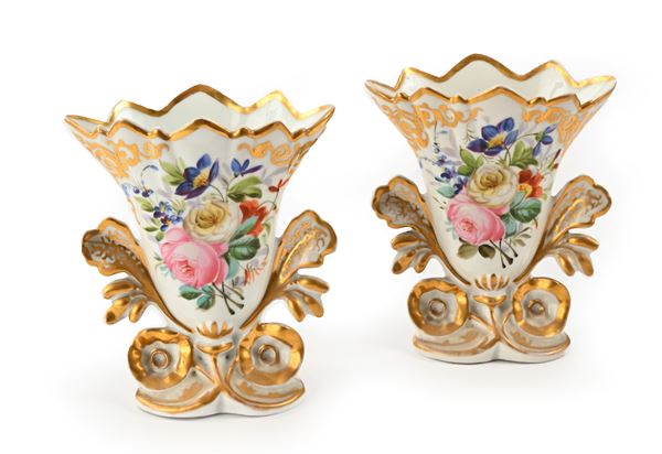 Coppia di vasi "vecchia Parigi" in porcellana policroma e dorata, XIX secolo