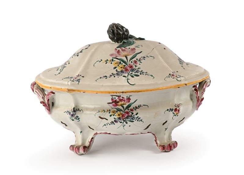 Zuppiera in maiolica policroma decorata "al fiorazzo", attribuibile alla manifattura dei "Fernian...