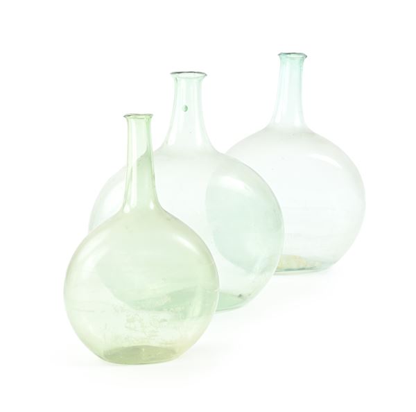 Tre bottiglie in vetro soffiato a forma di fiasca di diversa misura  - Auction Time Auction - Antiques: Furniture, Accessories and Porcelain - Casa d'Aste Arcadia