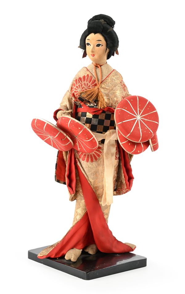 Bambola giapponese in seta raffigurante "venditrice di cappelli"