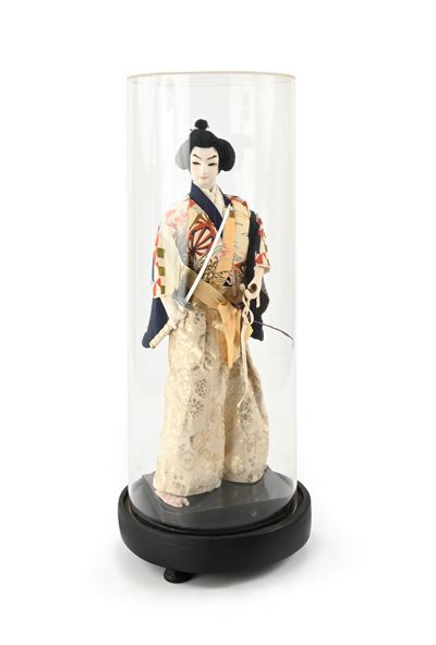 Bambola giapponese in seta, raffigurante un samurai, con teca in plexiglass