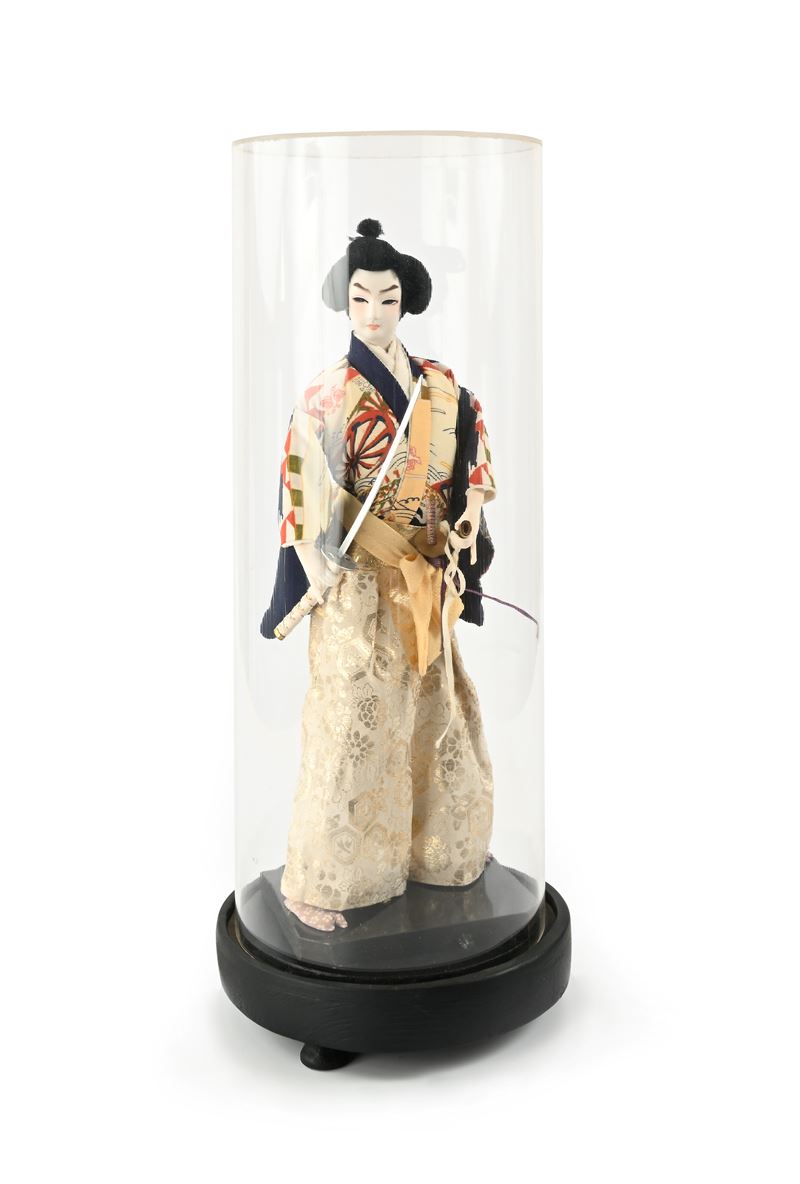 Bambola giapponese in seta, raffigurante un samurai, con teca in plexiglass