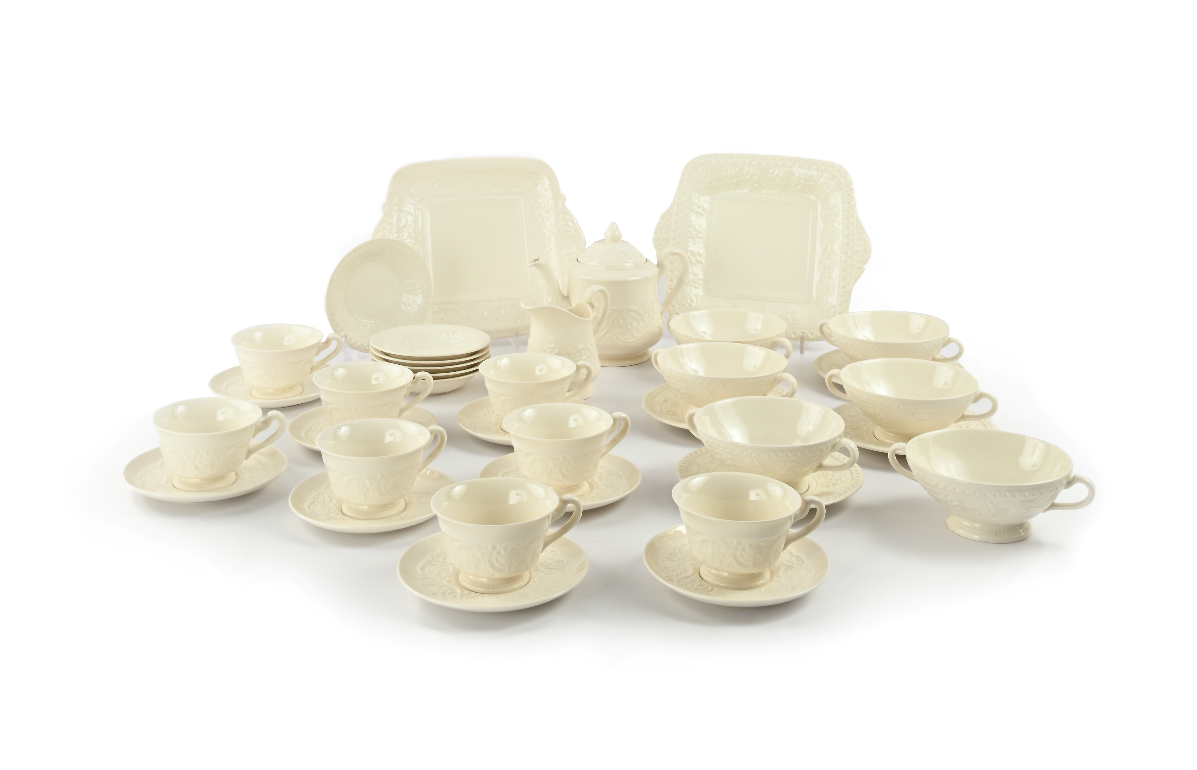 Wedgwood Etruria & Barlaston, Servizio da tavola per dodici in creamware, mod. Patrician