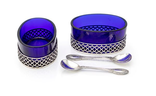 Coppia di saliere ovali in argento con cucchiaino e vaschetta in vetro blu