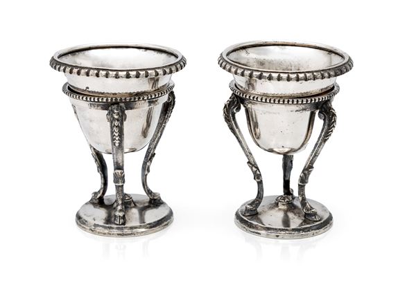 Coppia di calici in metallo con sostegno tripode