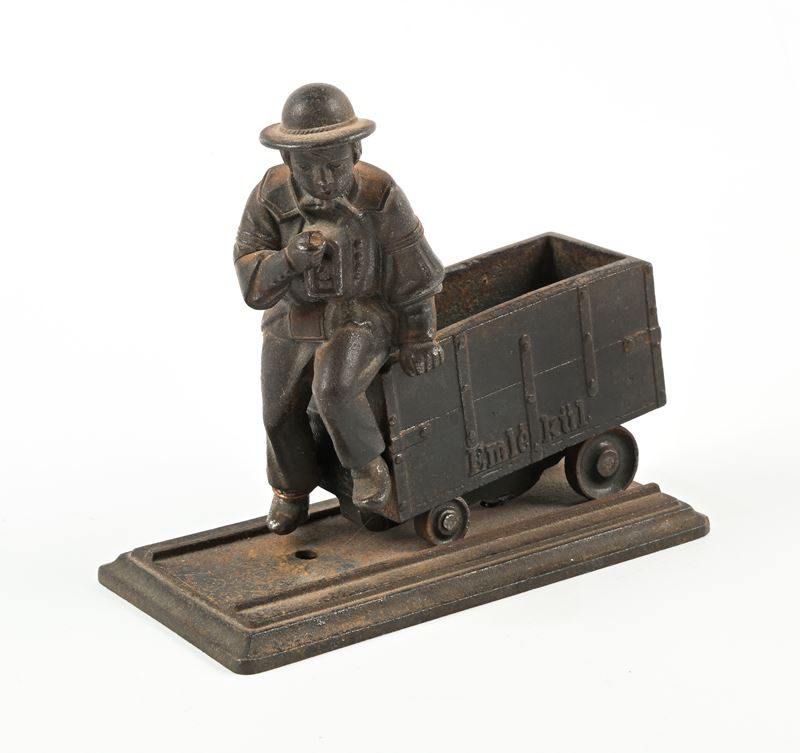 Modello scultoreo, ghisa raffigurante un minatore seduto su carrello del carbone (inizi XX secolo...