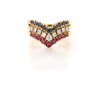 Oro giallo 750/000, Anello a tre riviere con brillanti, zaffiri e rubini