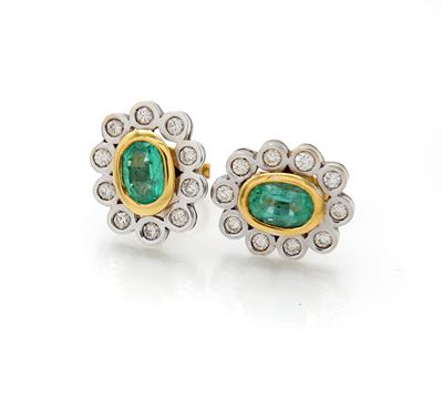 Orecchini in oro 750/000 con smeraldi (taglio ovale) e brillanti