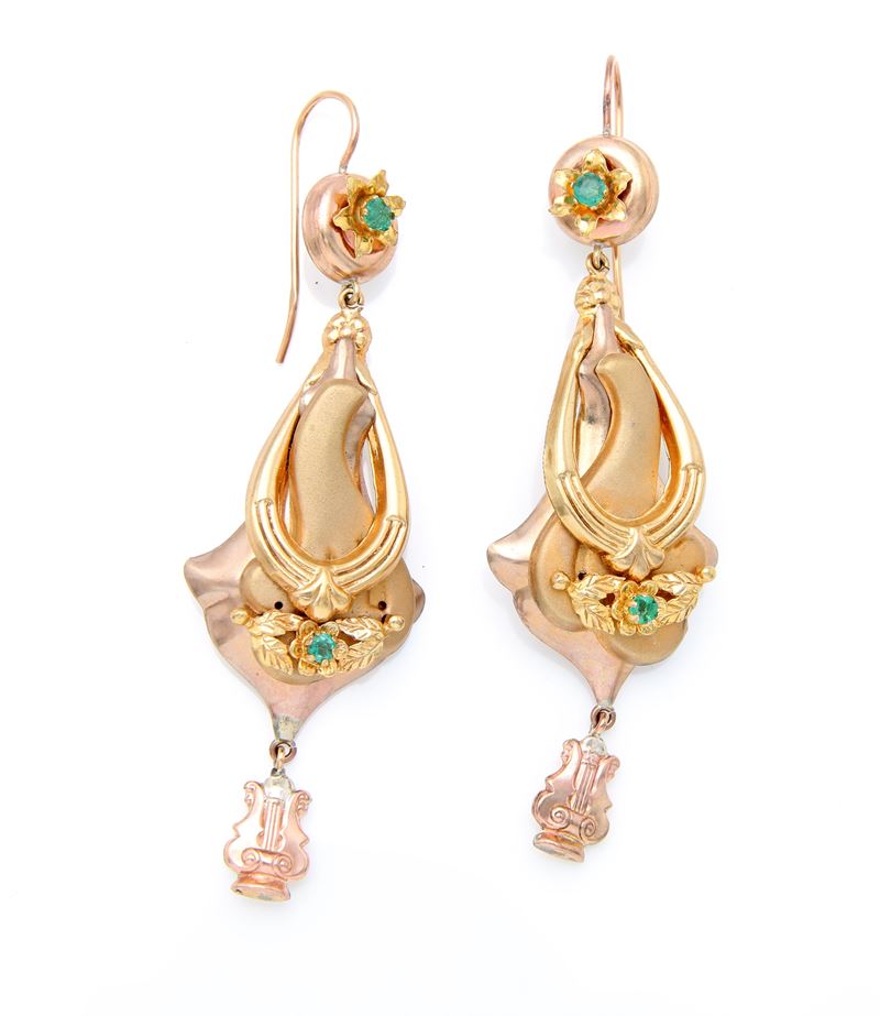 Coppia di orecchini pendenti in oro e smeraldi