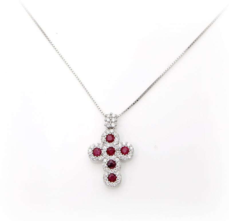 Pendente a croce in oro bianco 750/000 con rubini e brillanti