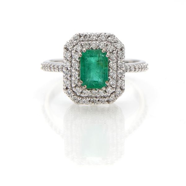 Anello in oro, smeraldo e brillanti