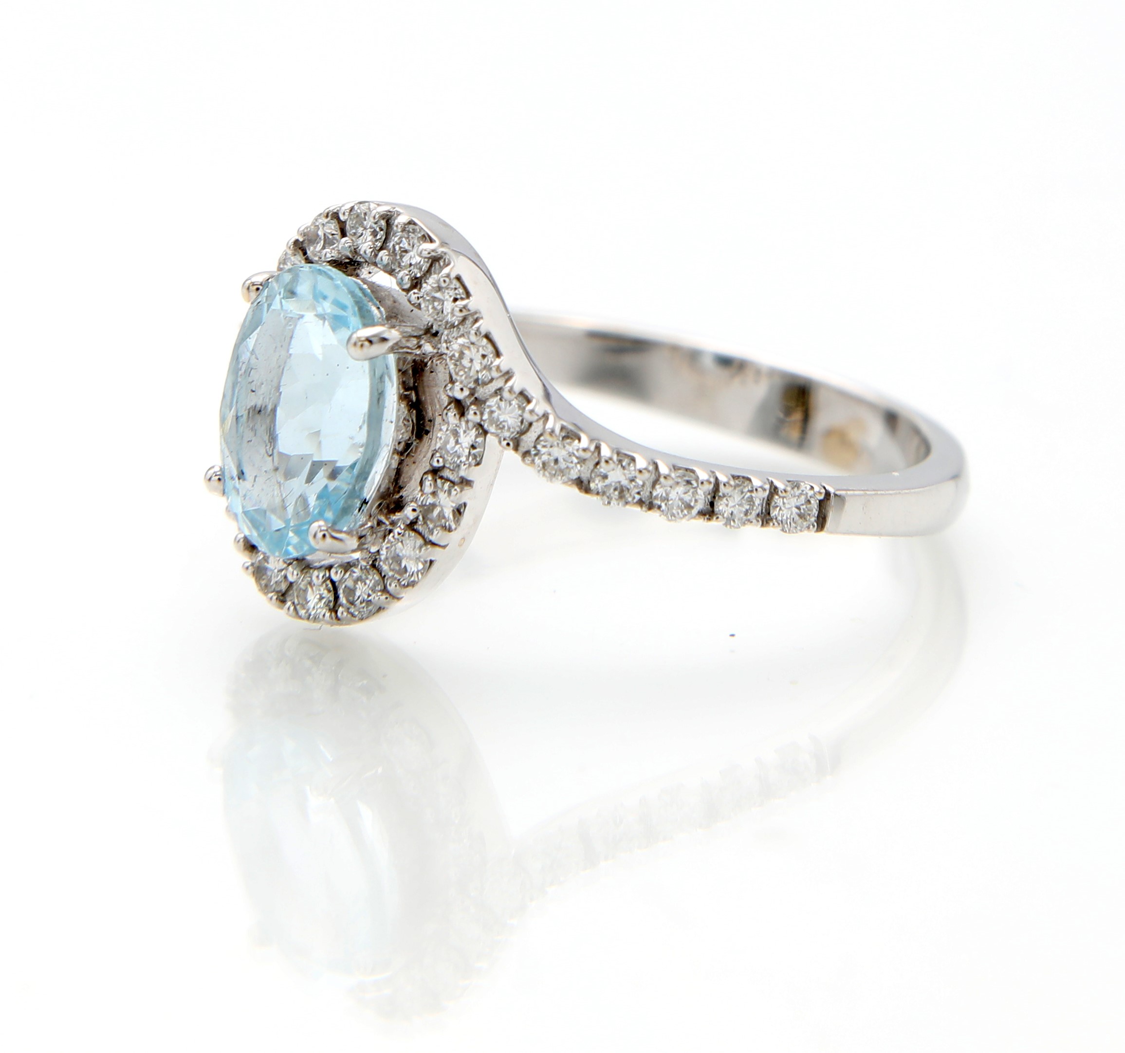 Anello in oro bianco 750/000 con acquamarina e diamanti, misura 15