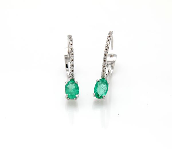 Coppia di orecchini pendenti in oro, smeraldi e brillanti