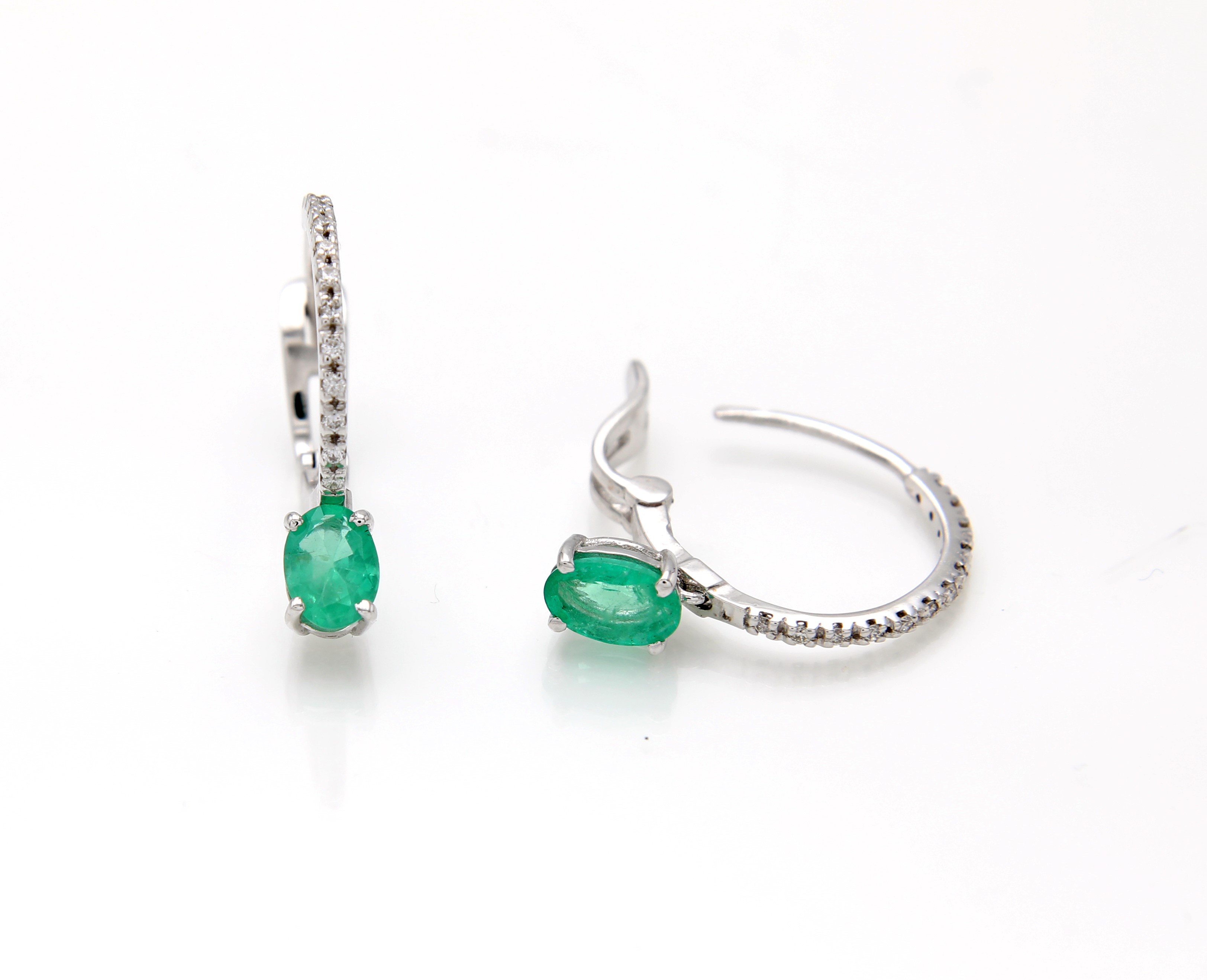 Coppia di orecchini pendenti in oro, smeraldi e brillanti