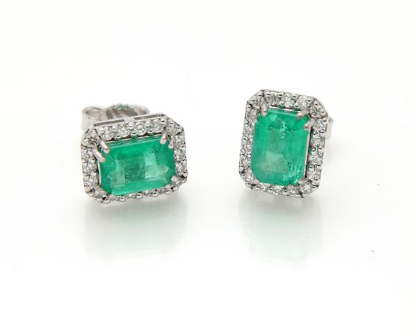 Coppia di orecchini in oro, smeraldi e brillanti