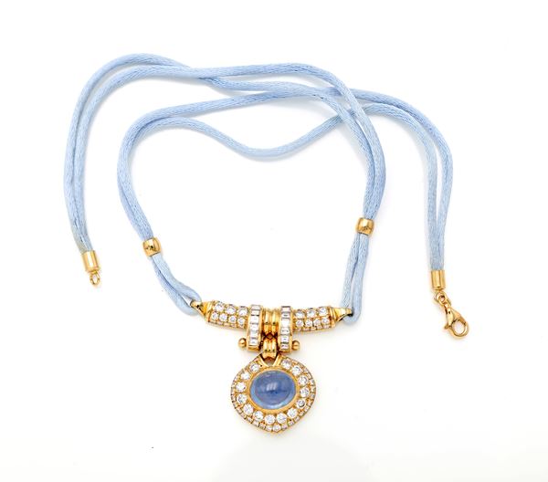 Pendente in oro, diamanti e zaffiro cabochon
