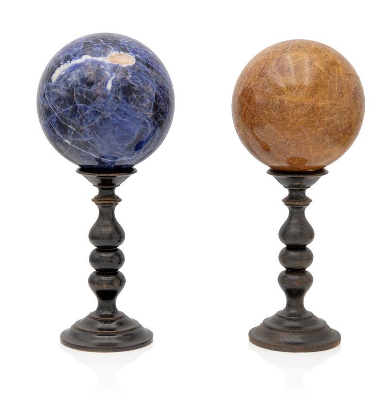Due sfere diverse con piedistalli in legno tornito