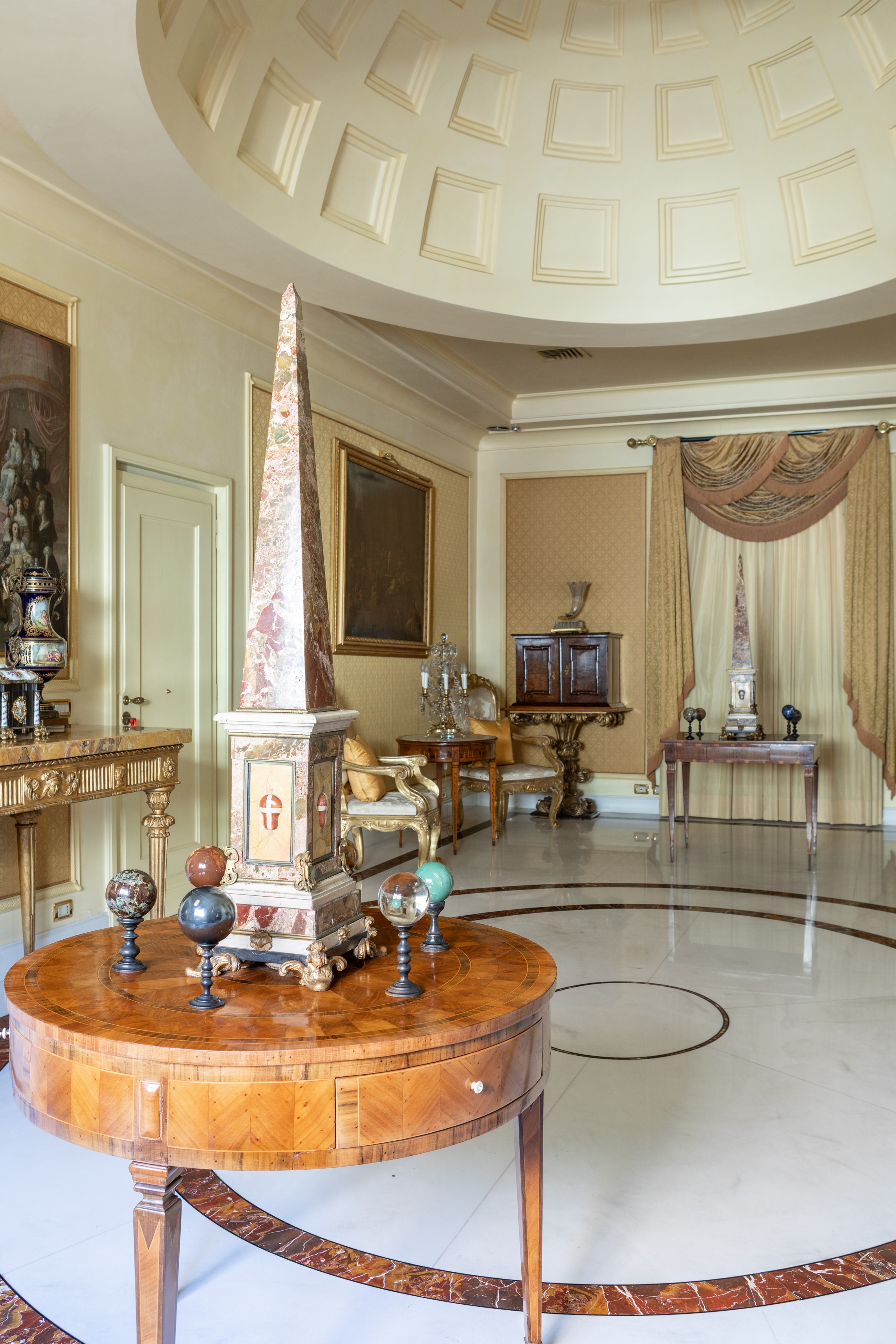 Tre sfere in marmo diverse con piedistalli in legno tornito