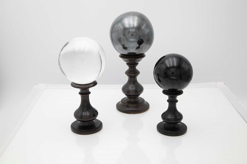 Tre sfere diverse con piedistalli in legno tornito