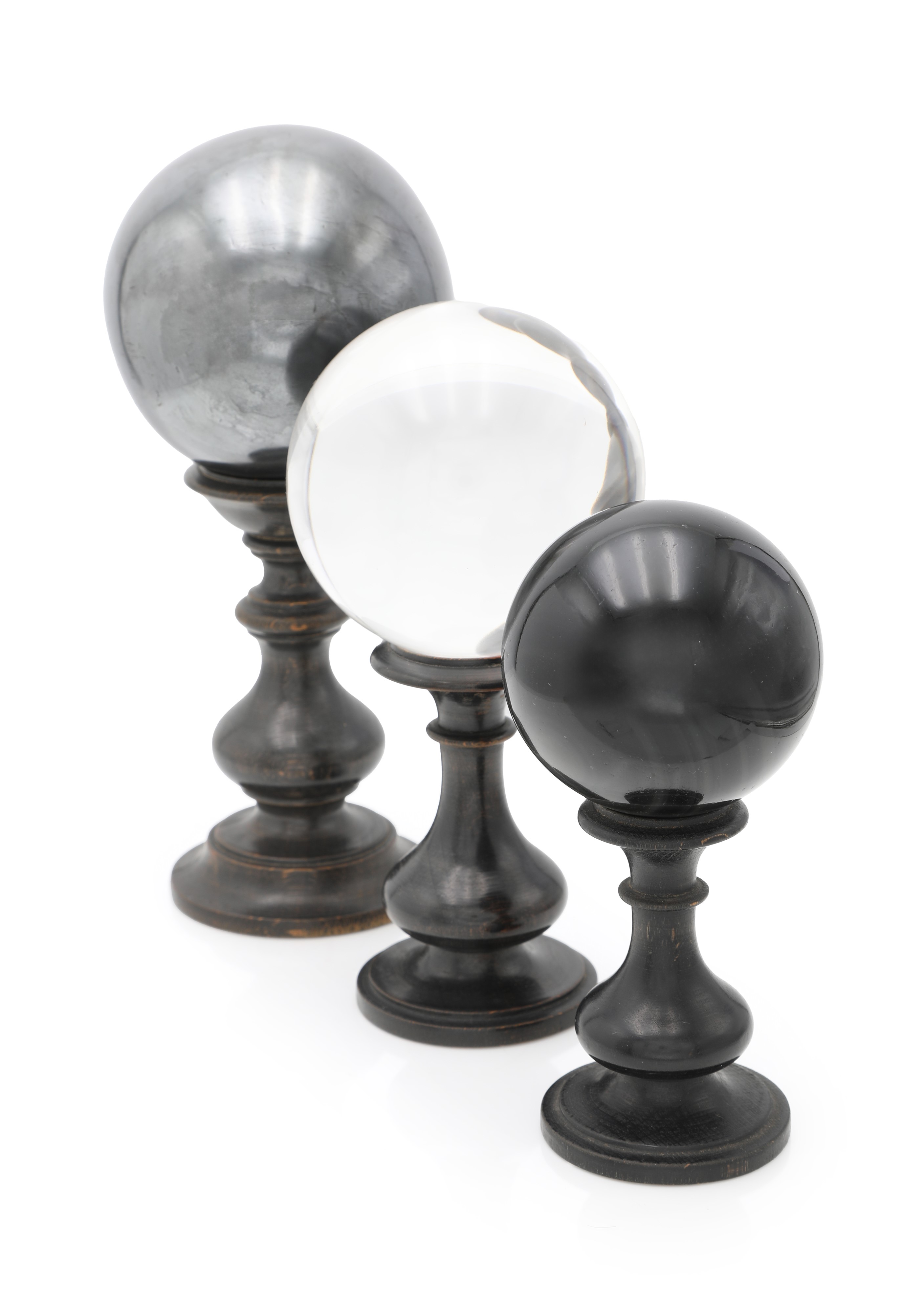Tre sfere diverse con piedistalli in legno tornito