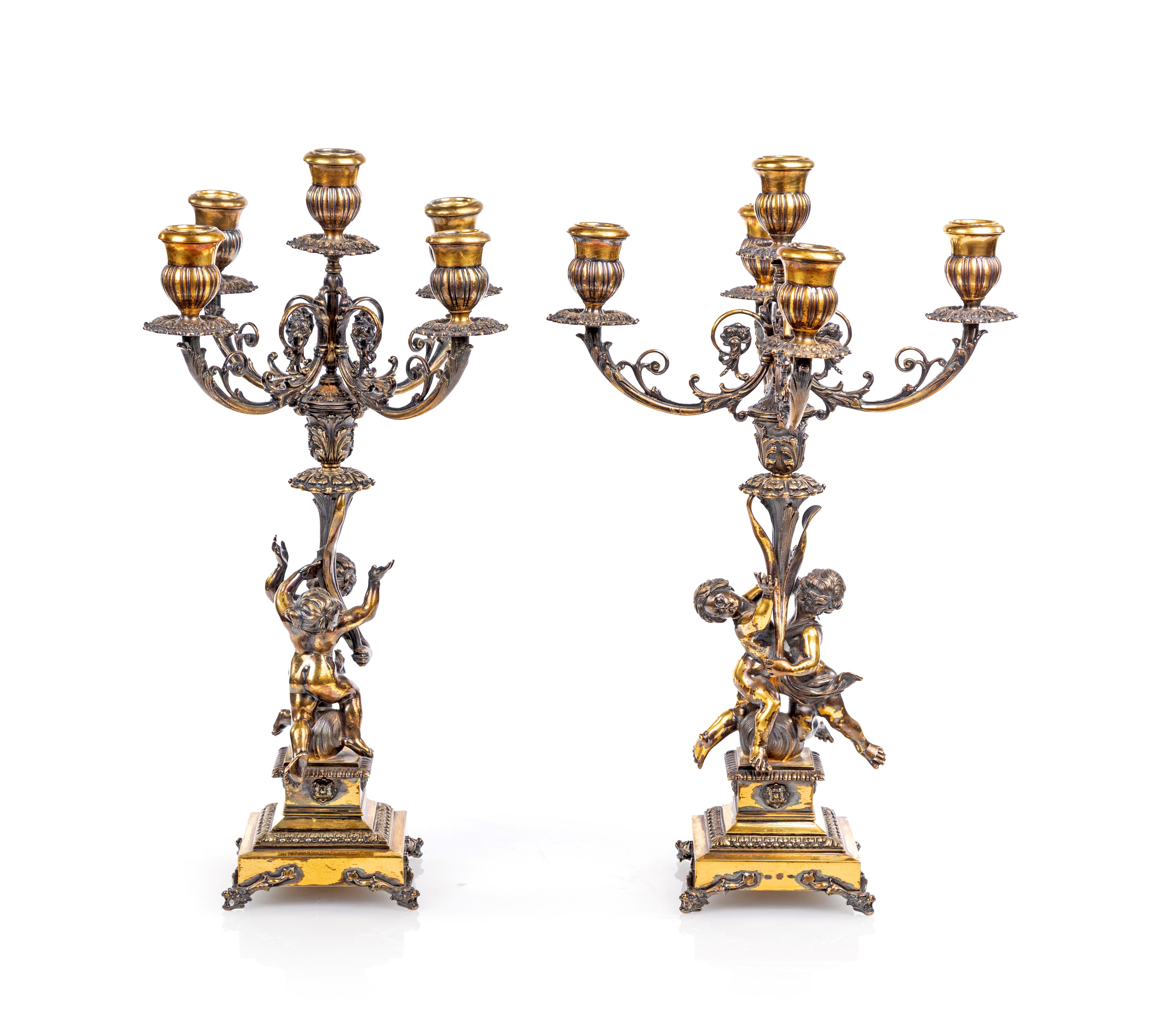 Coppia di candelabri in argento 800/000 dorato, a cinque luci