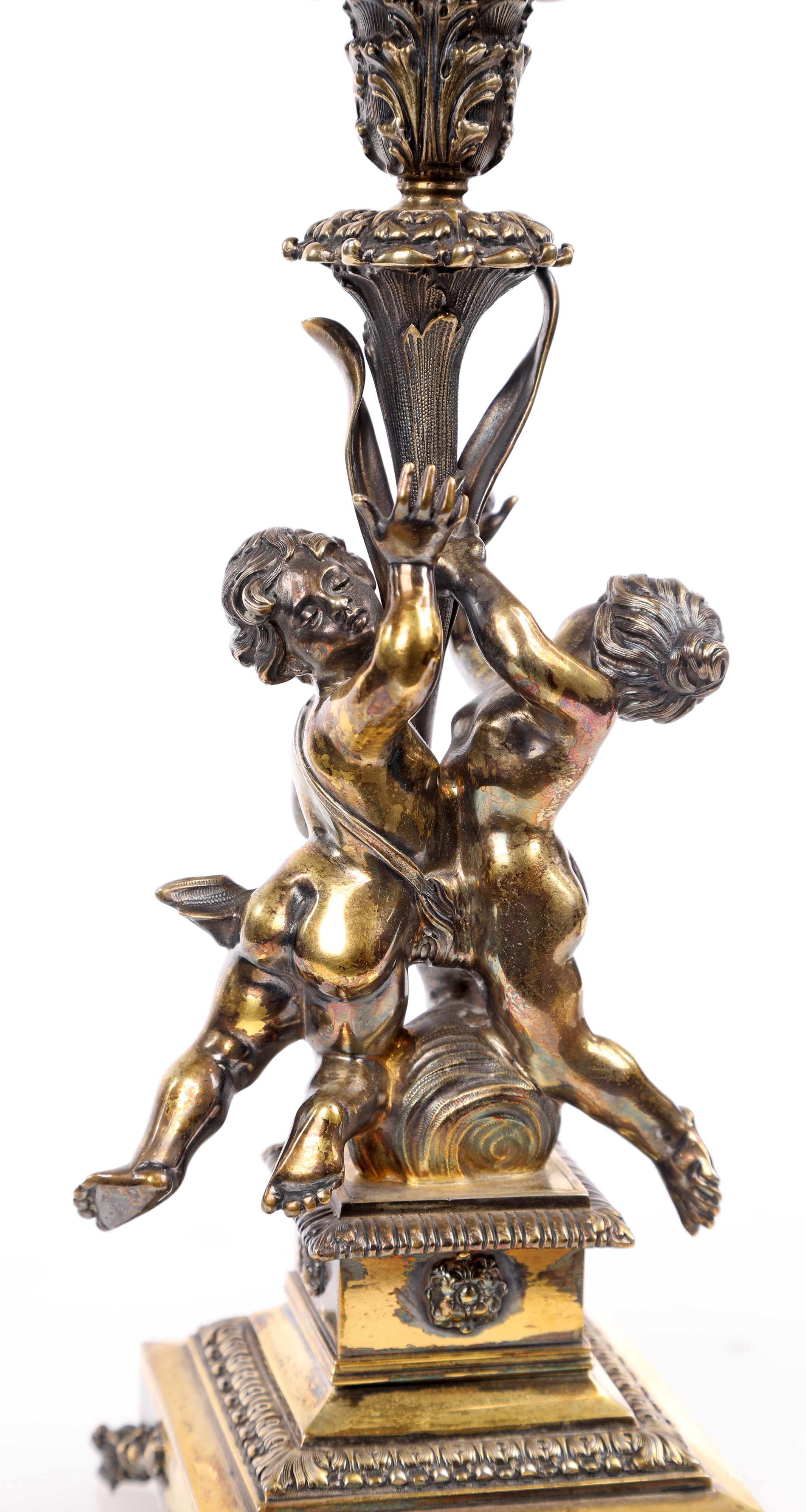 Coppia di candelabri in argento 800/000 dorato, a cinque luci