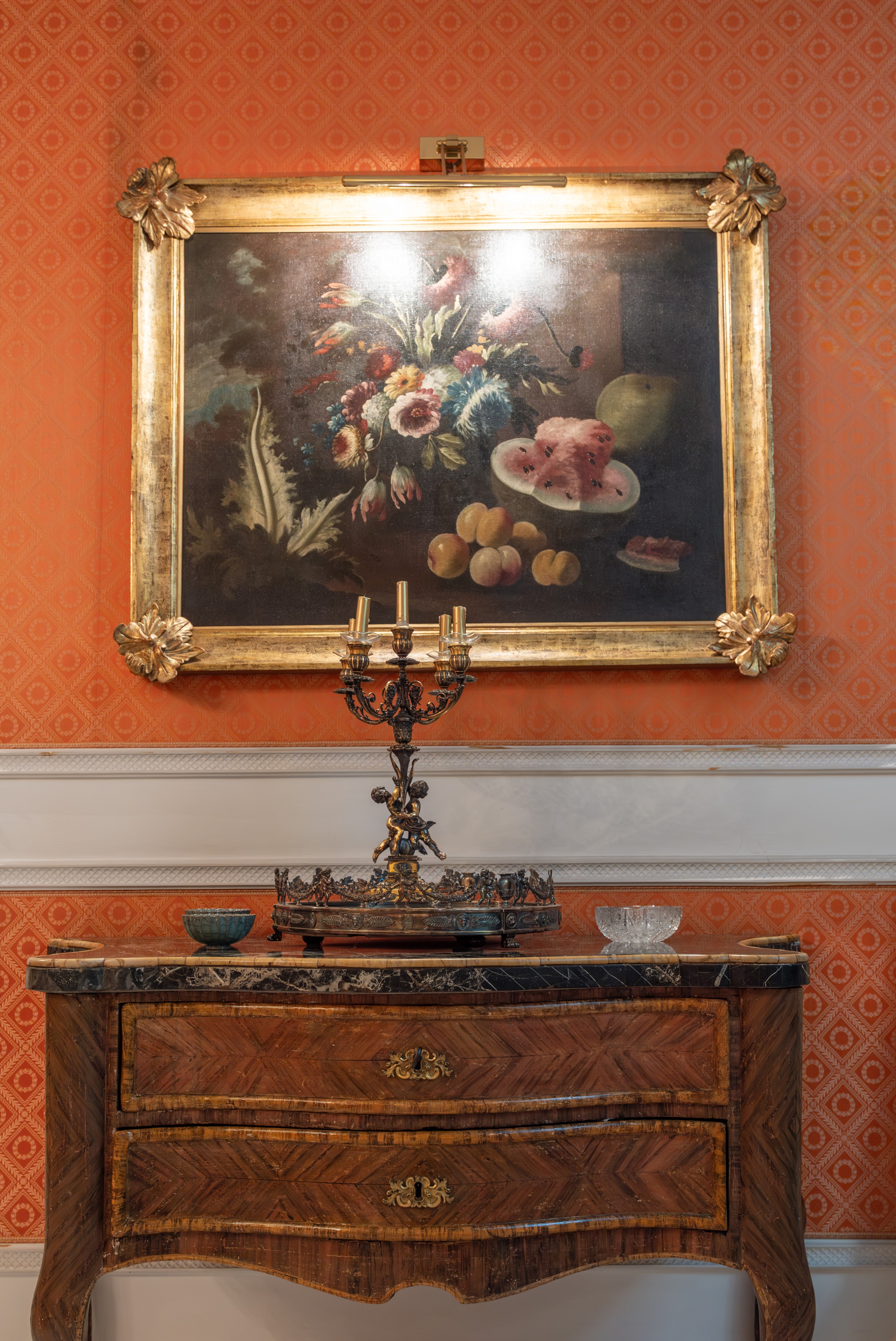 Coppia di candelabri in argento 800/000 dorato, a cinque luci