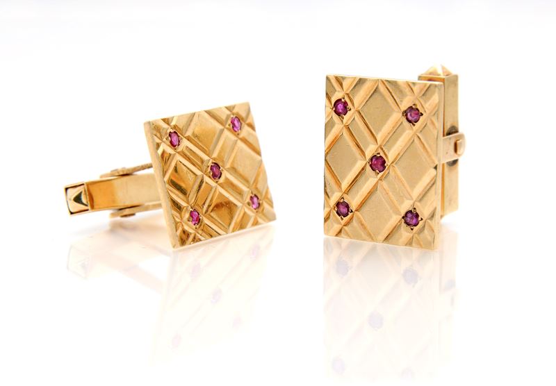 Coppia di gemelli in oro giallo 585/000 e rubini