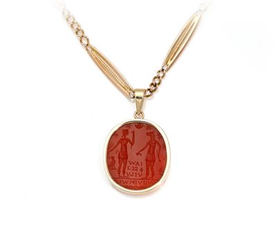 Catena in oro con pendente in corniola ad intaglio