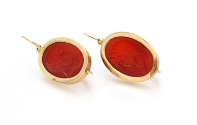 Coppia di orecchini a monachina in oro giallo 585/000 con grande corniola ad intaglio
