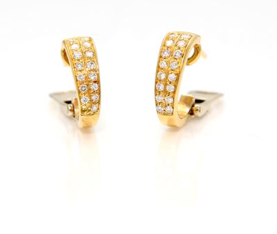 Oro giallo 750/000, coppia di orecchini con brillanti (un diamante mancante)
