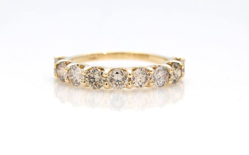 Anello a riviera in oro e brillanti