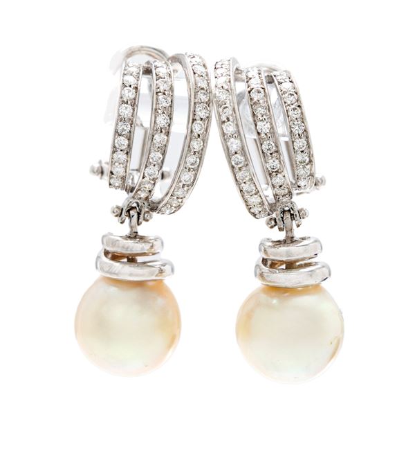 Coppia di orecchini pendenti in oro, brillanti e perle