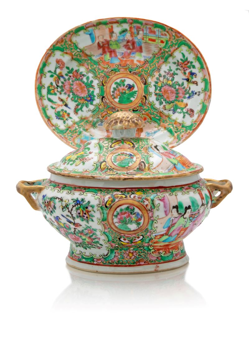Canton, Zuppiera con Coperchio e Vassoio in Porcellana Famiglia Rosa, XIX secolo, Dinastia Qing