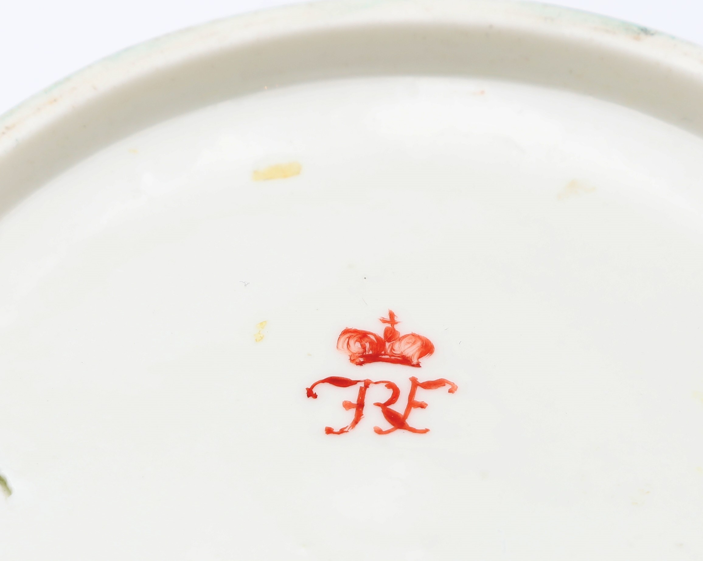 Tazza da brodo in porcellana con coperchio e decoro "alla rosa", Real Fabbrica Ferdinandea, Napol...