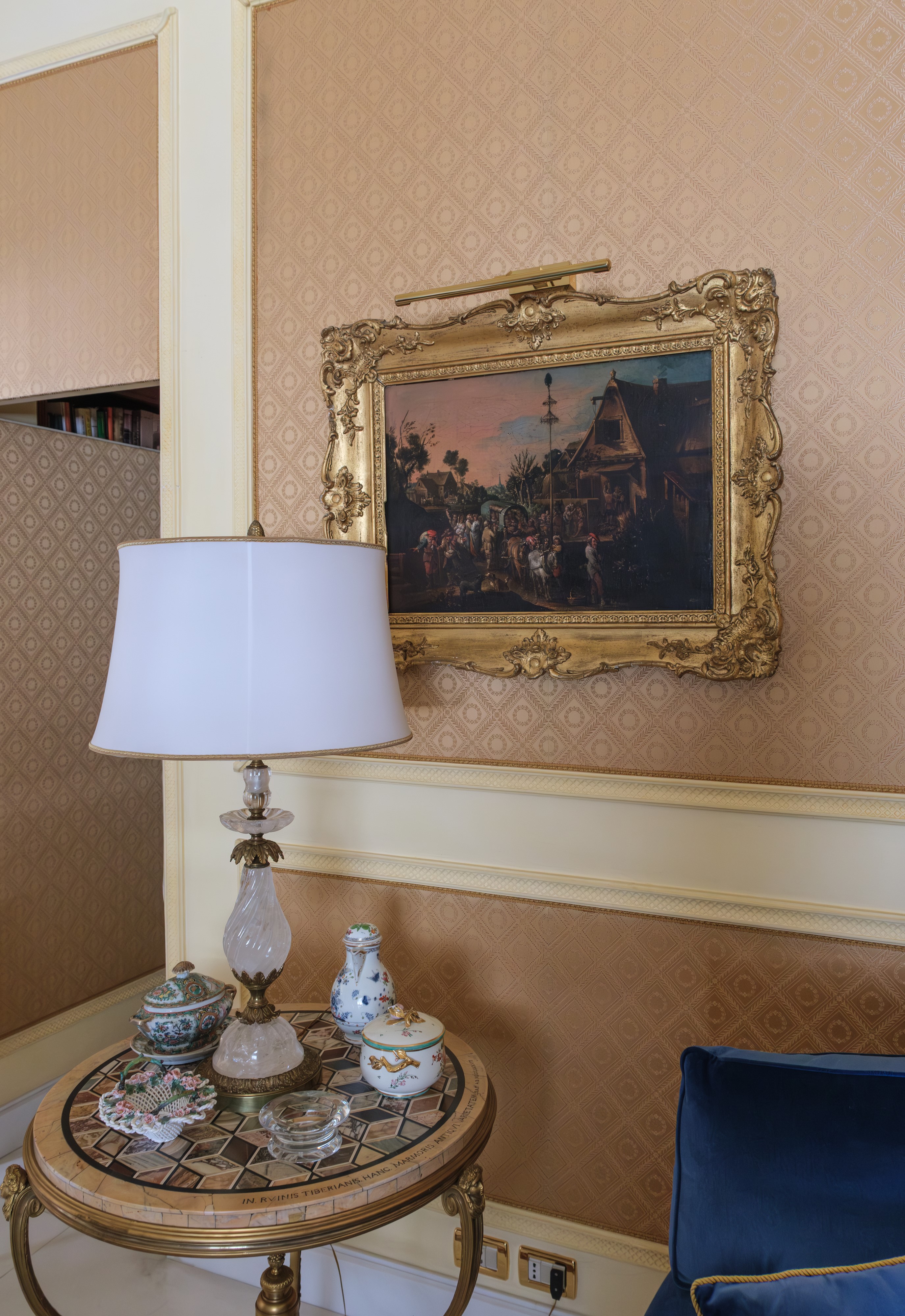 Tazza da brodo in porcellana con coperchio e decoro "alla rosa", Real Fabbrica Ferdinandea, Napol...