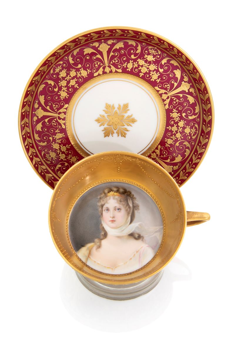 Demi-tasse in porcellana rosso porpora e oro, fine del XIX secolo