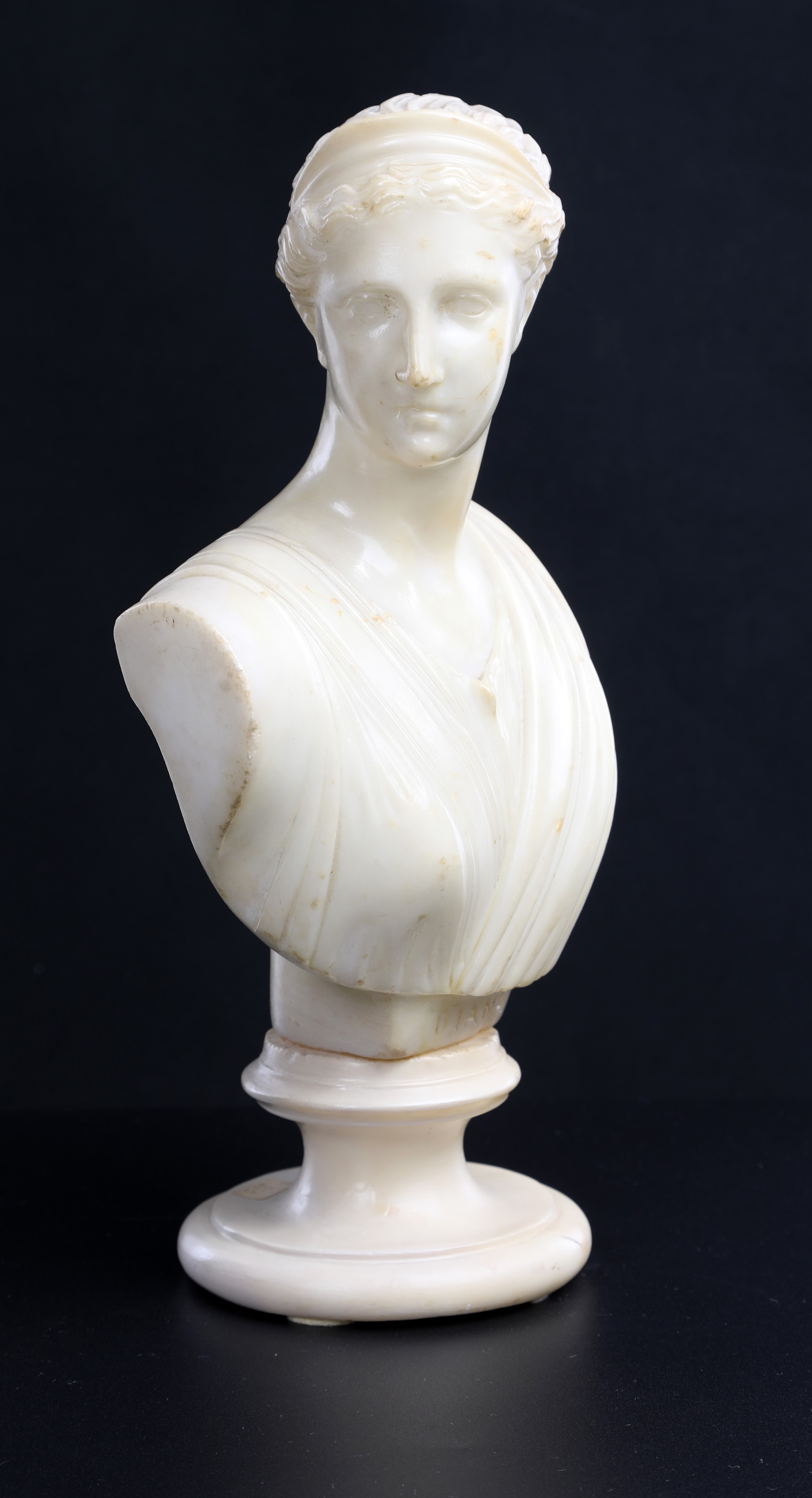 Piccolo busto in alabastro raffigurante Diana, XIX secolo