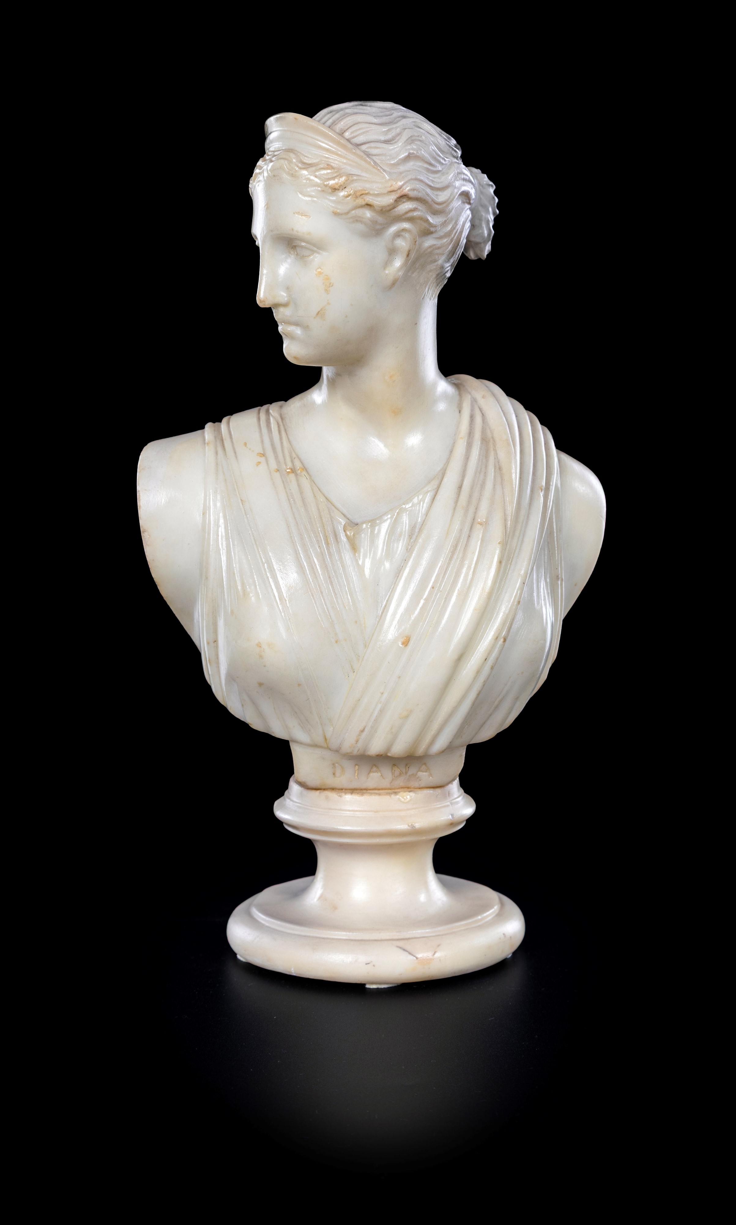 Piccolo busto in alabastro raffigurante Diana, XIX secolo